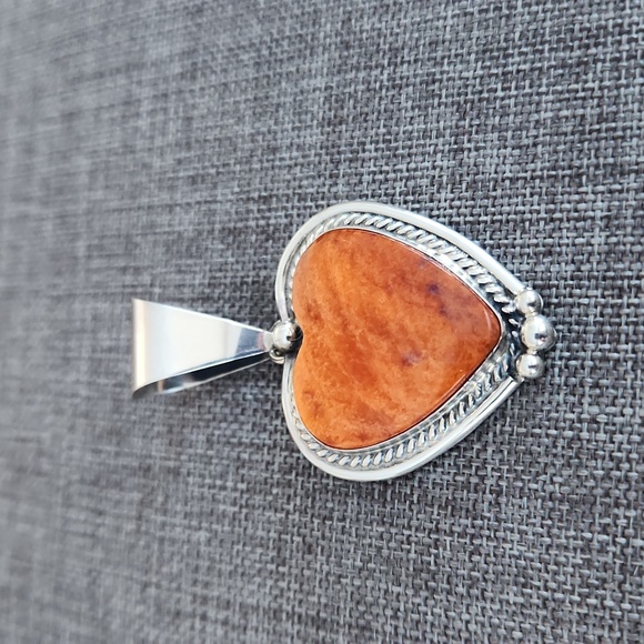 Stunning NWOT Native American Navajo Orange Spiny Oyster Heart Pendant 🧡🎁🍊 - Picture 4 of 10